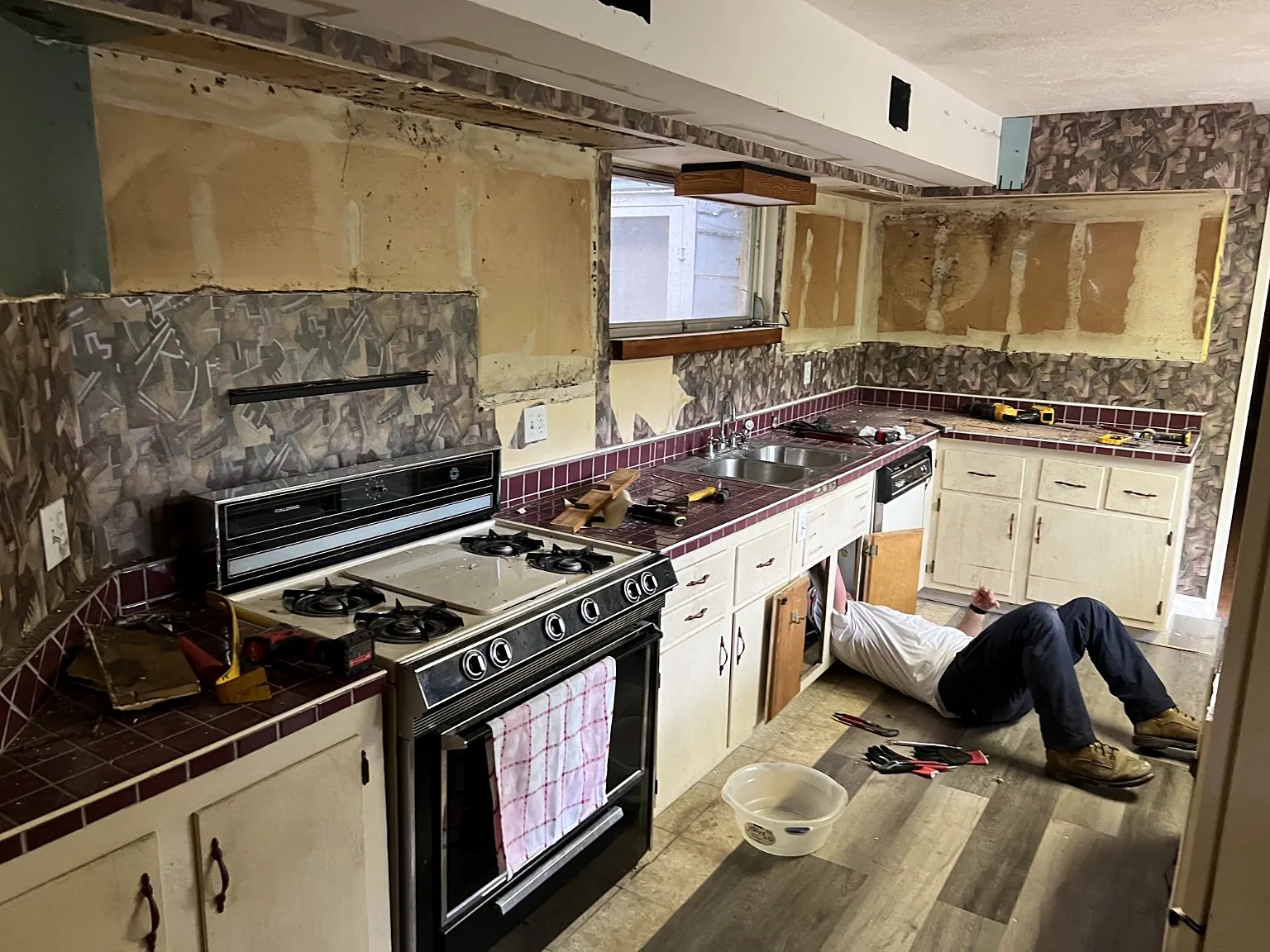 Kitchen before project photograph — before